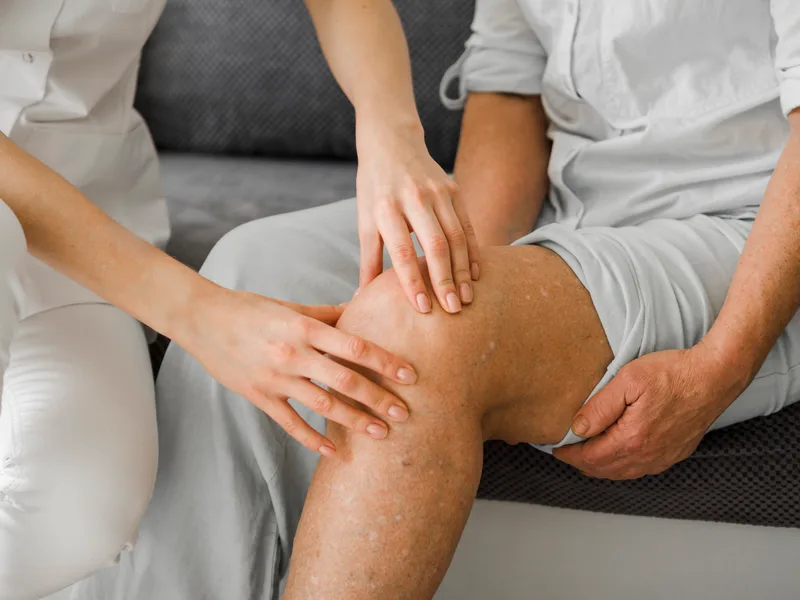 Chiropractic care for knee pain at Eagle Trace Spine & Sport in Burnsville
